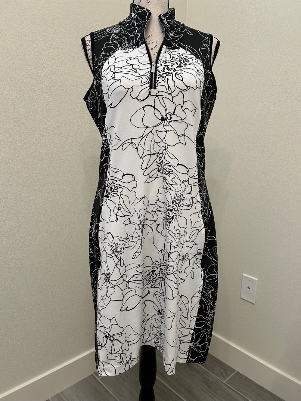 Tail 1/4-Zip-Neck Floral Sleeveless Spirts Dress in Black & White